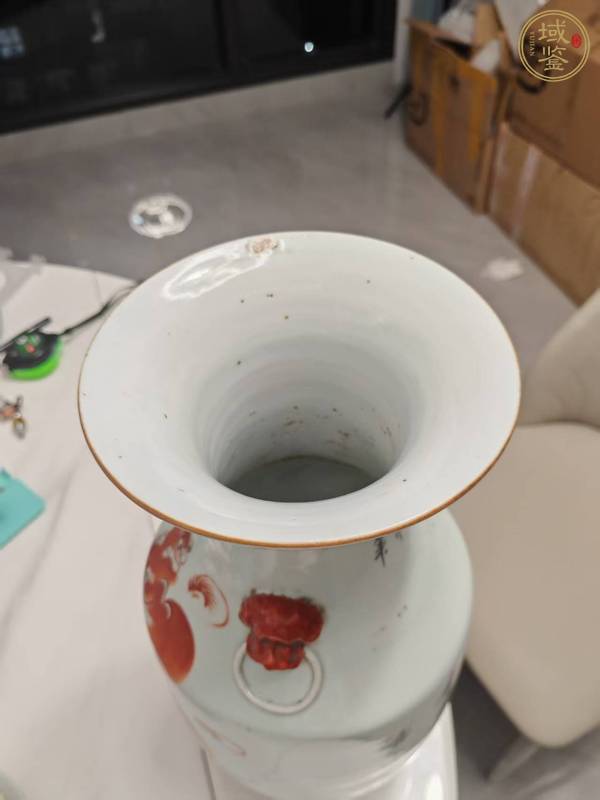 古玩陶瓷油紅彩太師少保圖撇口瓶真品鑒賞圖