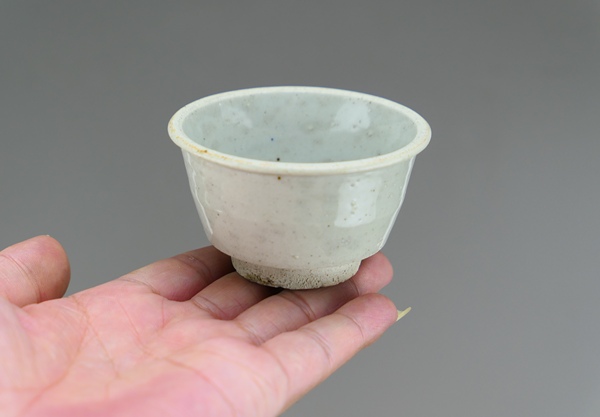 古玩轉(zhuǎn)賣明代.龍泉窯青瓷月白釉唇口杯拍賣，當(dāng)前價(jià)格1888元