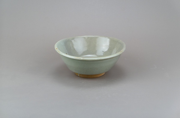 古玩轉(zhuǎn)賣明代.龍泉窯青瓷唇口碗拍賣，當(dāng)前價(jià)格1888元