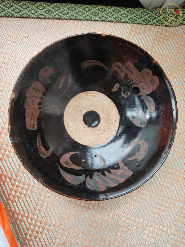 古玩陶瓷黑釉鐵銹花葵口碗真品鑒賞圖