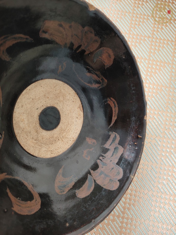 古玩陶瓷黑釉鐵銹花葵口碗真品鑒賞圖
