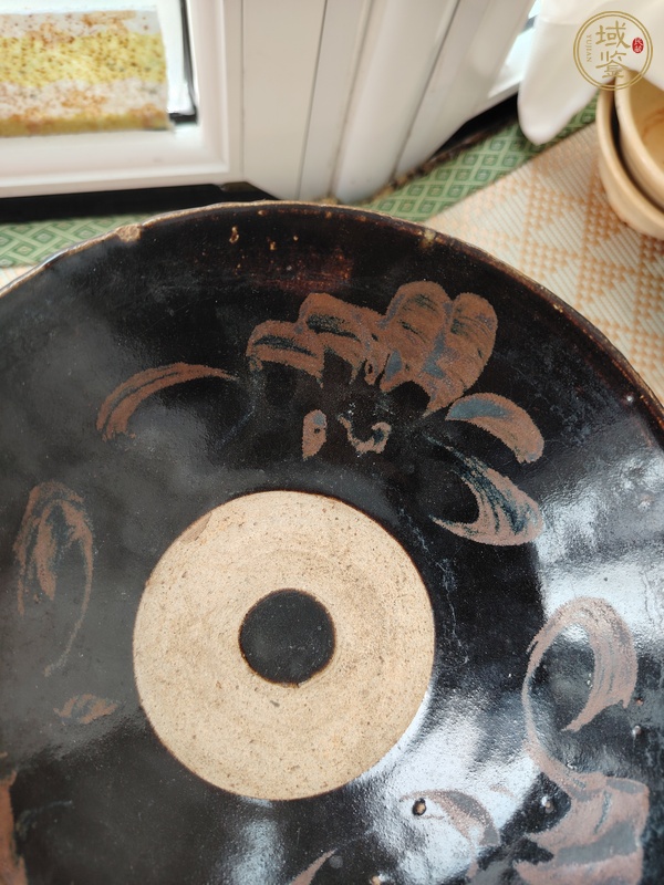 古玩陶瓷黑釉鐵銹花葵口碗真品鑒賞圖
