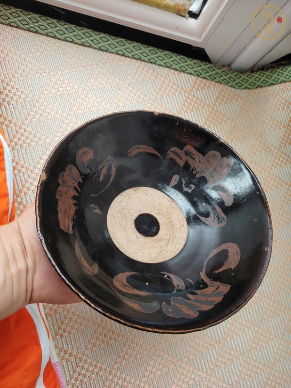古玩陶瓷黑釉鐵銹花葵口碗真品鑒賞圖