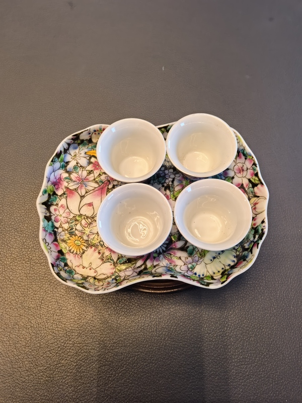 古玩陶瓷民國·墨地粉彩百花不落地紋杯、盤托一組拍賣,當前價格1500元