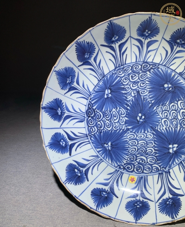 古玩陶瓷花卉紋青花盤真品鑒賞圖