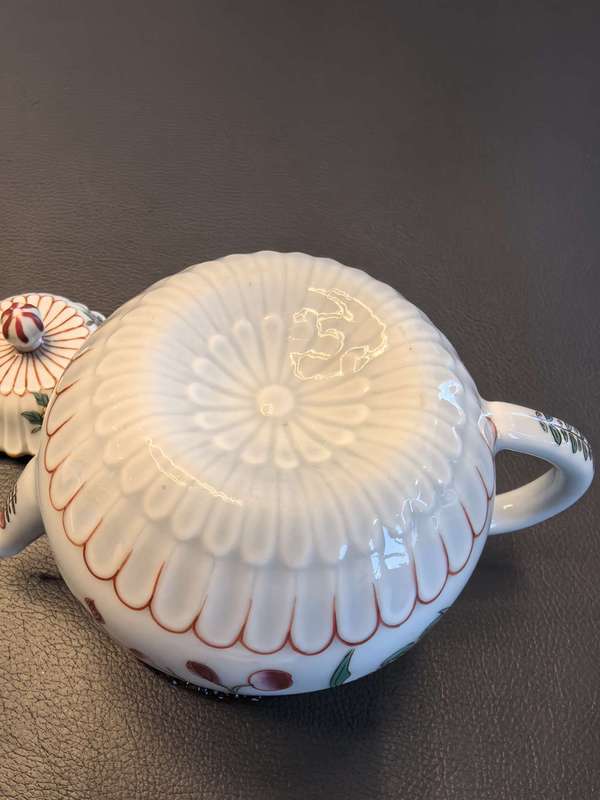 古玩陶瓷雍正粉彩倒枝花卉紋紋茶壺拍賣,當前價格7980元
