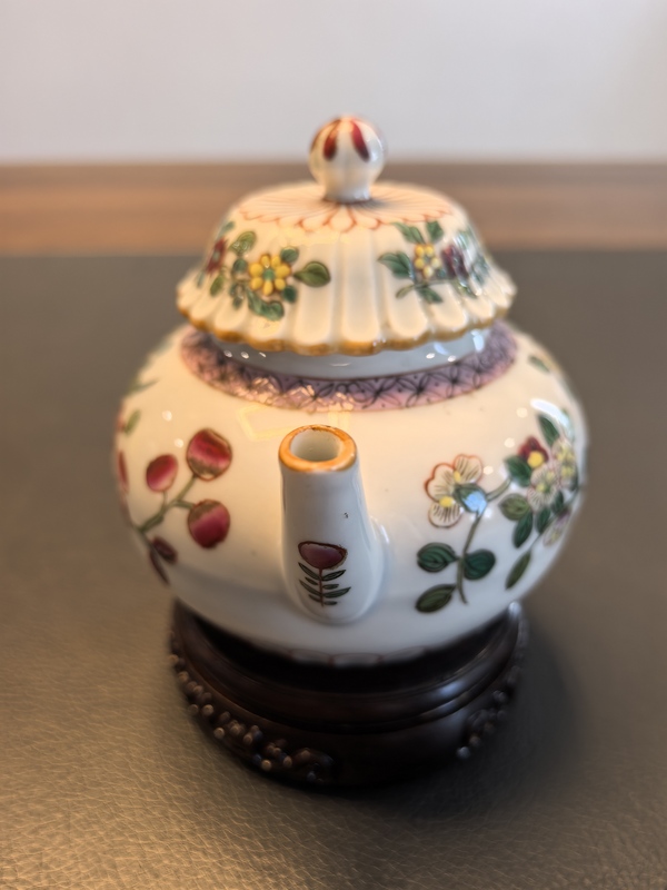 古玩陶瓷雍正粉彩倒枝花卉紋紋茶壺拍賣，當前價格7980元