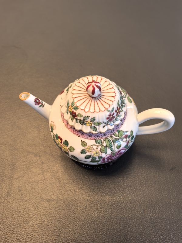 古玩陶瓷雍正粉彩倒枝花卉紋紋茶壺拍賣,當前價格7980元