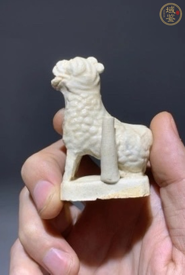 古玩明代德化窯白釉瑞獸香插真品鑒賞圖