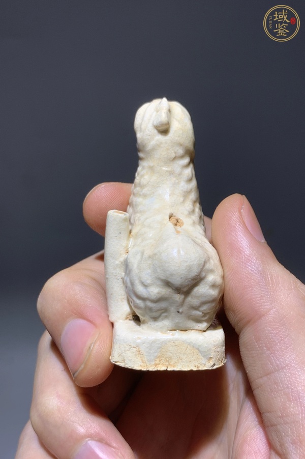 古玩陶瓷明代德化窯白釉瑞獸香插真品鑒賞圖