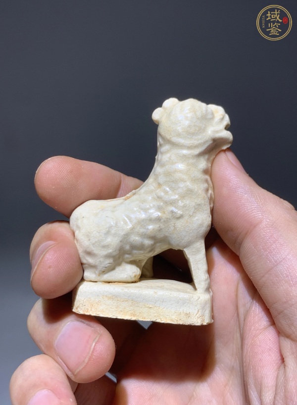 古玩陶瓷明代德化窯白釉瑞獸香插真品鑒賞圖