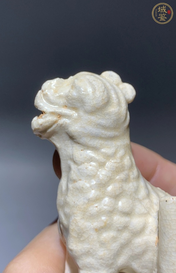 古玩陶瓷明代德化窯白釉瑞獸香插真品鑒賞圖