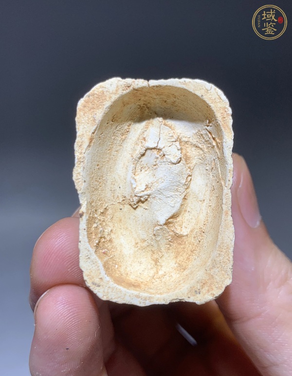 古玩陶瓷明代德化窯白釉瑞獸香插真品鑒賞圖
