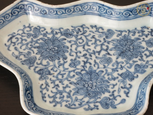 古玩陶瓷青花纏枝花紋盤真品鑒賞圖