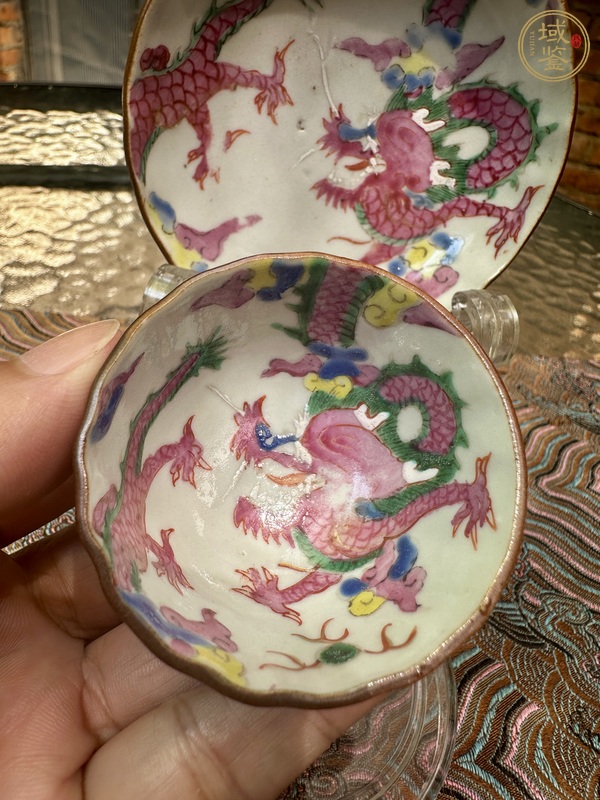 古玩陶瓷外紫金釉內粉彩杯盤真品鑒賞圖