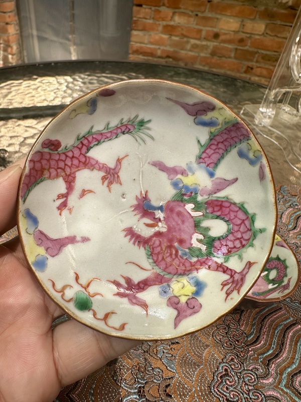 古玩陶瓷雍正外紫金釉內(nèi)粉彩過墻龍花口杯碟套拍賣，當(dāng)前價(jià)格7888元