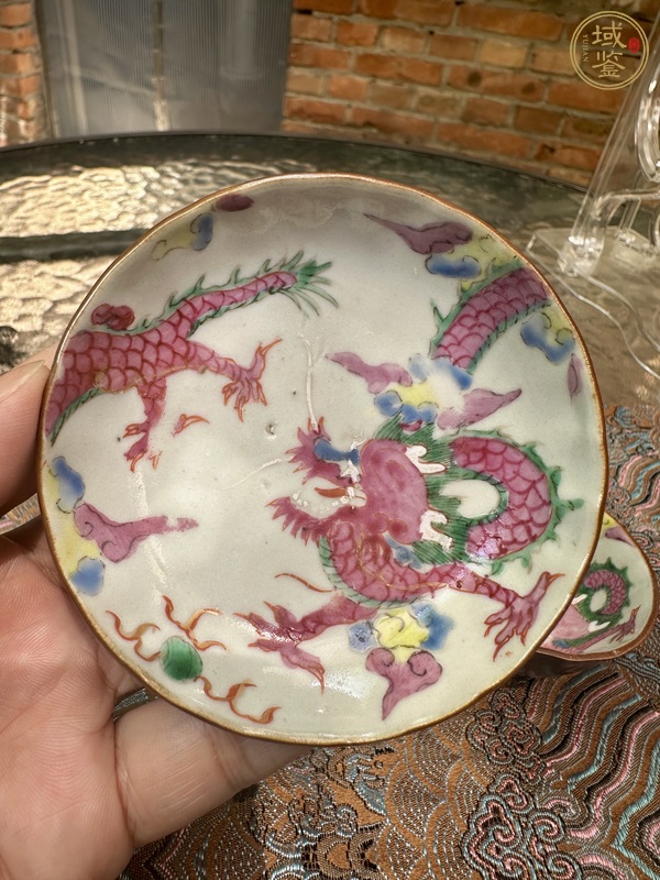 古玩陶瓷外紫金釉內粉彩杯盤真品鑒賞圖