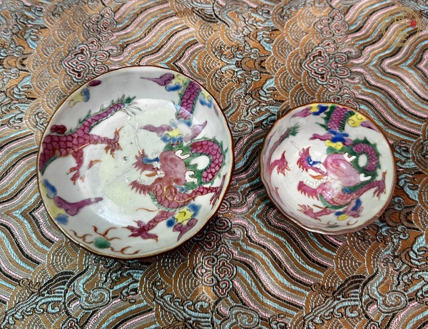 古玩陶瓷外紫金釉內粉彩杯盤真品鑒賞圖