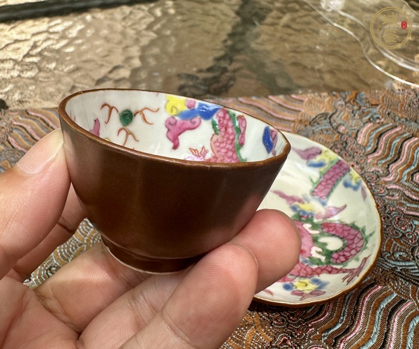 古玩陶瓷外紫金釉內粉彩杯盤真品鑒賞圖