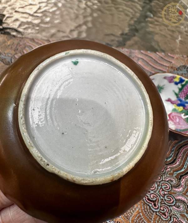 古玩陶瓷外紫金釉內粉彩杯盤真品鑒賞圖