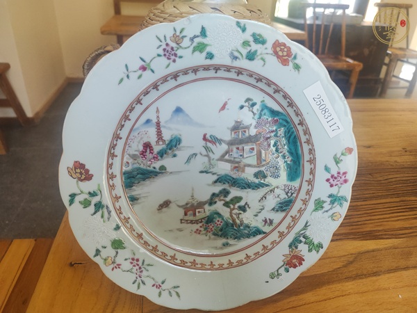 古玩樓臺亭閣山水紋粉彩盤真品鑒賞圖