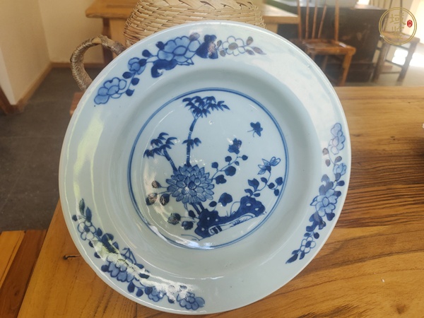 古玩陶瓷花卉紋青花盤真品鑒賞圖