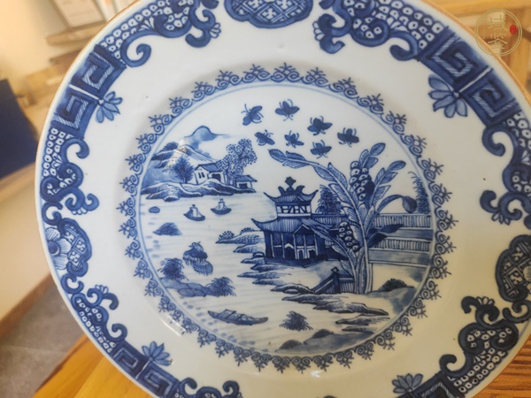 古玩陶瓷樓臺亭閣山水紋青花盤真品鑒賞圖