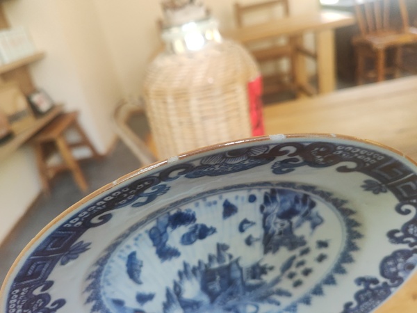 古玩陶瓷樓臺亭閣山水紋青花盤拍賣,當前價格3000元