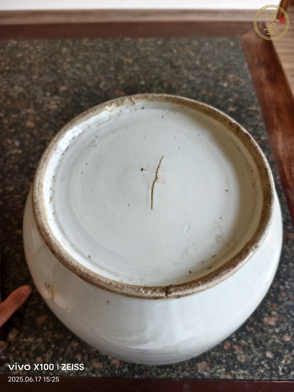 古玩陶瓷花卉紋粉彩罐真品鑒賞圖