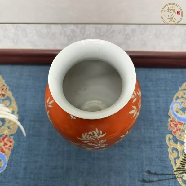 古玩陶瓷珊瑚紅粉彩花卉紋撇口瓶真品鑒賞圖