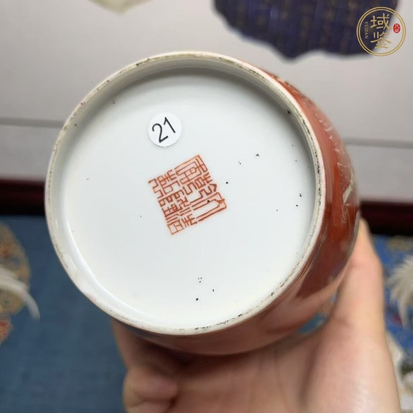 古玩陶瓷珊瑚紅粉彩花卉紋撇口瓶真品鑒賞圖