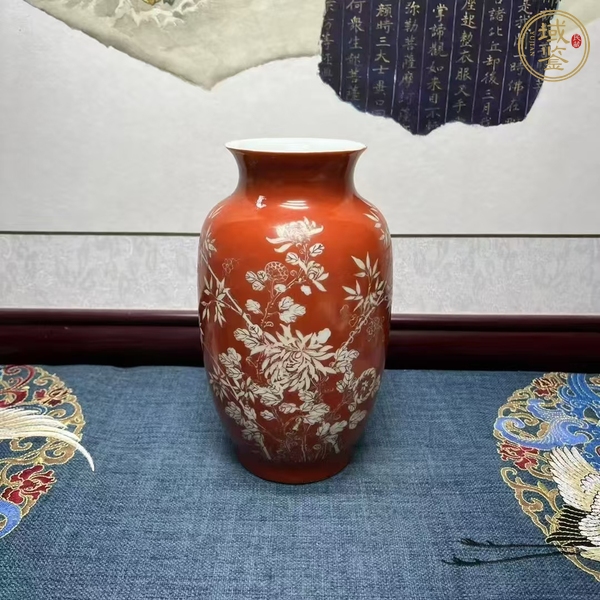 古玩陶瓷珊瑚紅粉彩花卉紋撇口瓶真品鑒賞圖