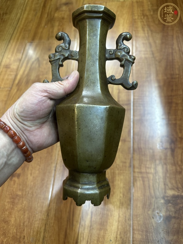 古玩銅器清代雙龍耳八棱瓶真品鑒賞圖