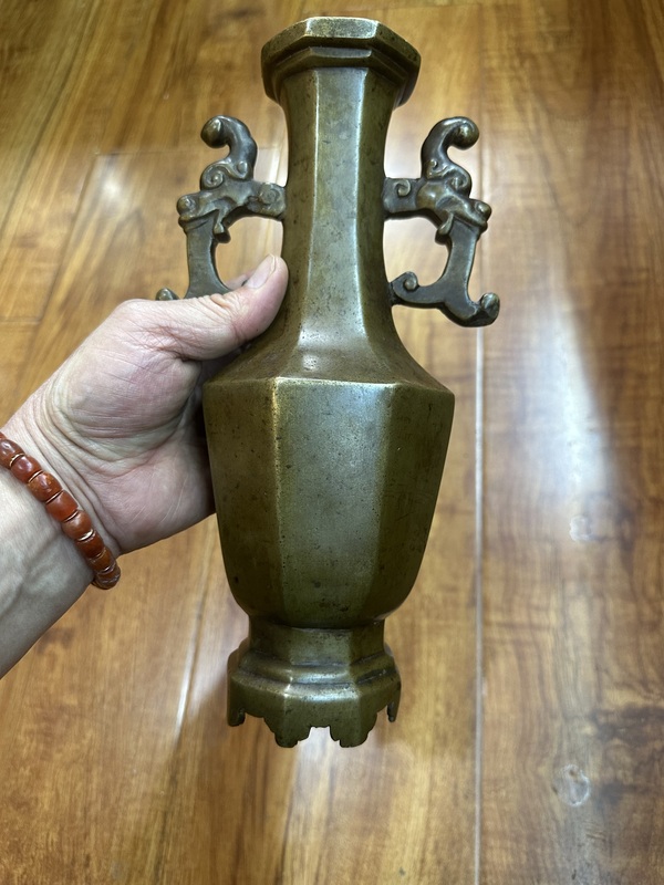 古玩銅器清代雙龍耳八棱瓶拍賣,當前價格9999元