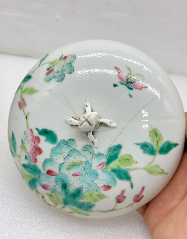 古玩陶瓷粉彩花卉紋瓜棱蓋罐拍賣，當前價格1388元