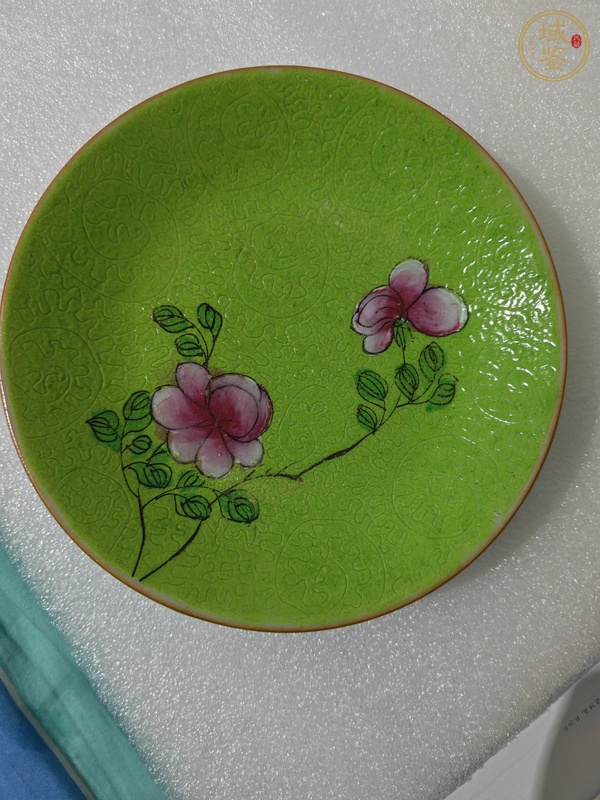 古玩陶瓷蘋果綠軋道粉彩花卉紋盤真品鑒賞圖