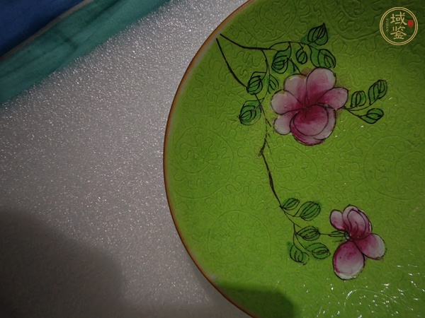 古玩陶瓷蘋果綠軋道粉彩花卉紋盤真品鑒賞圖