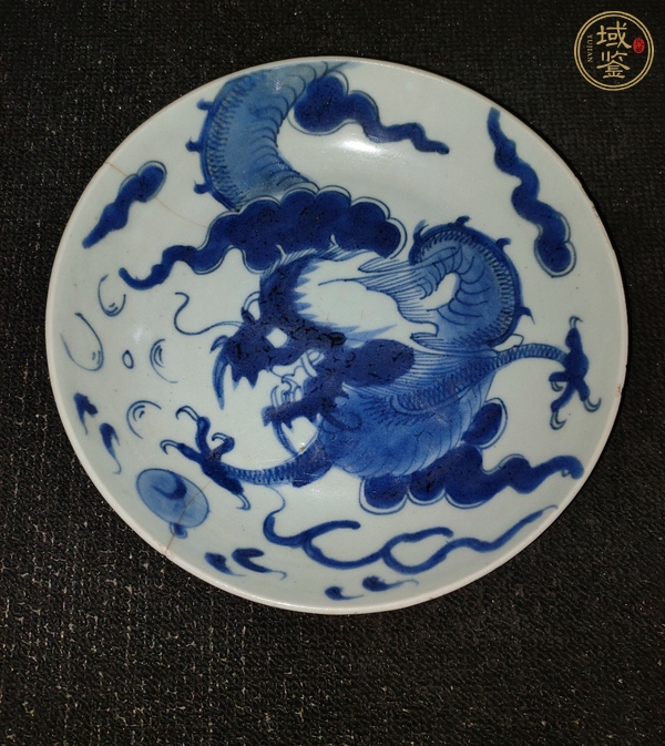 古玩陶瓷過墻龍紋青花盤真品鑒賞圖