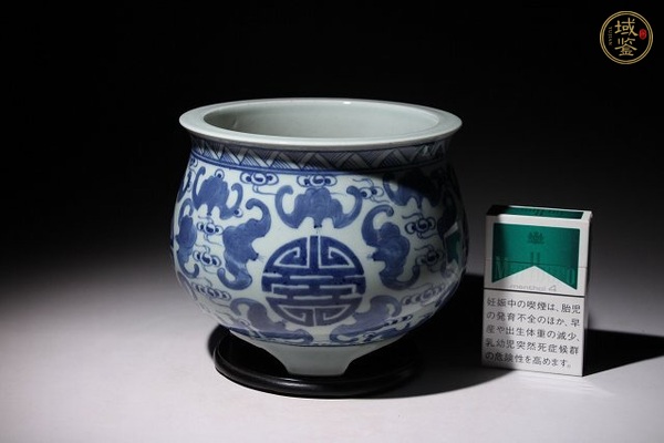 古玩陶瓷日本明治青花云蝠紋香爐真品鑒賞圖