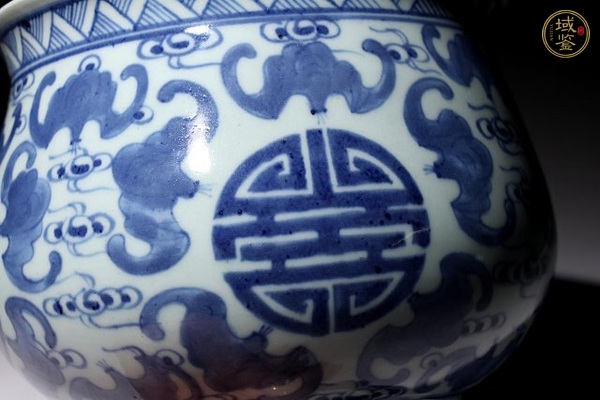古玩陶瓷日本明治青花云蝠紋香爐真品鑒賞圖